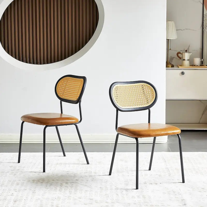 Chaise de salle à manger moderne simple en cuir avec tuyau en métal et dossier en PP